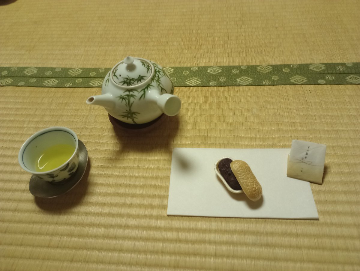 #本日のお菓子
先輩から自由が丘 蜂の家さんのまゆ最中を頂きました。まゆの形が可愛らしいですね❤
hachinoya-shop.jp/SHOP/146917/14…
