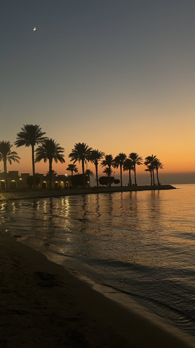 wala956's tweet photo. للغروب فـــي وسط قلبي ذكــريــات☀️❤️ https://t.co/bLzmuXcfeD