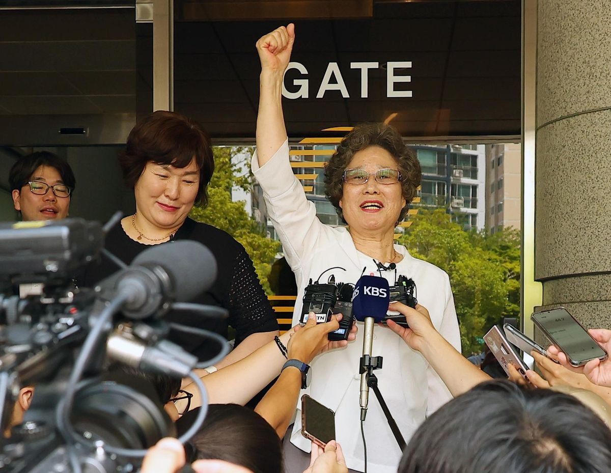 Cultination1's tweet image. 🚨🦸‍♀️ - À 18 ANS, ELLE AVAIT MORDU LA LANGUE DE SON AGRESSEUR POUR ÉCHAPPER À UN VIOL. ELLE A ÉTÉ RECONNUE COUPABLE DE "BLESSURES AGGRAVÉES" ET CONDAMNÉE À 10 MOIS DE PRISON AVEC SURSIS.

En 1964, alors âgée de  18 ans, elle arrache 1,5 cm de langue à son agresseur pour se…