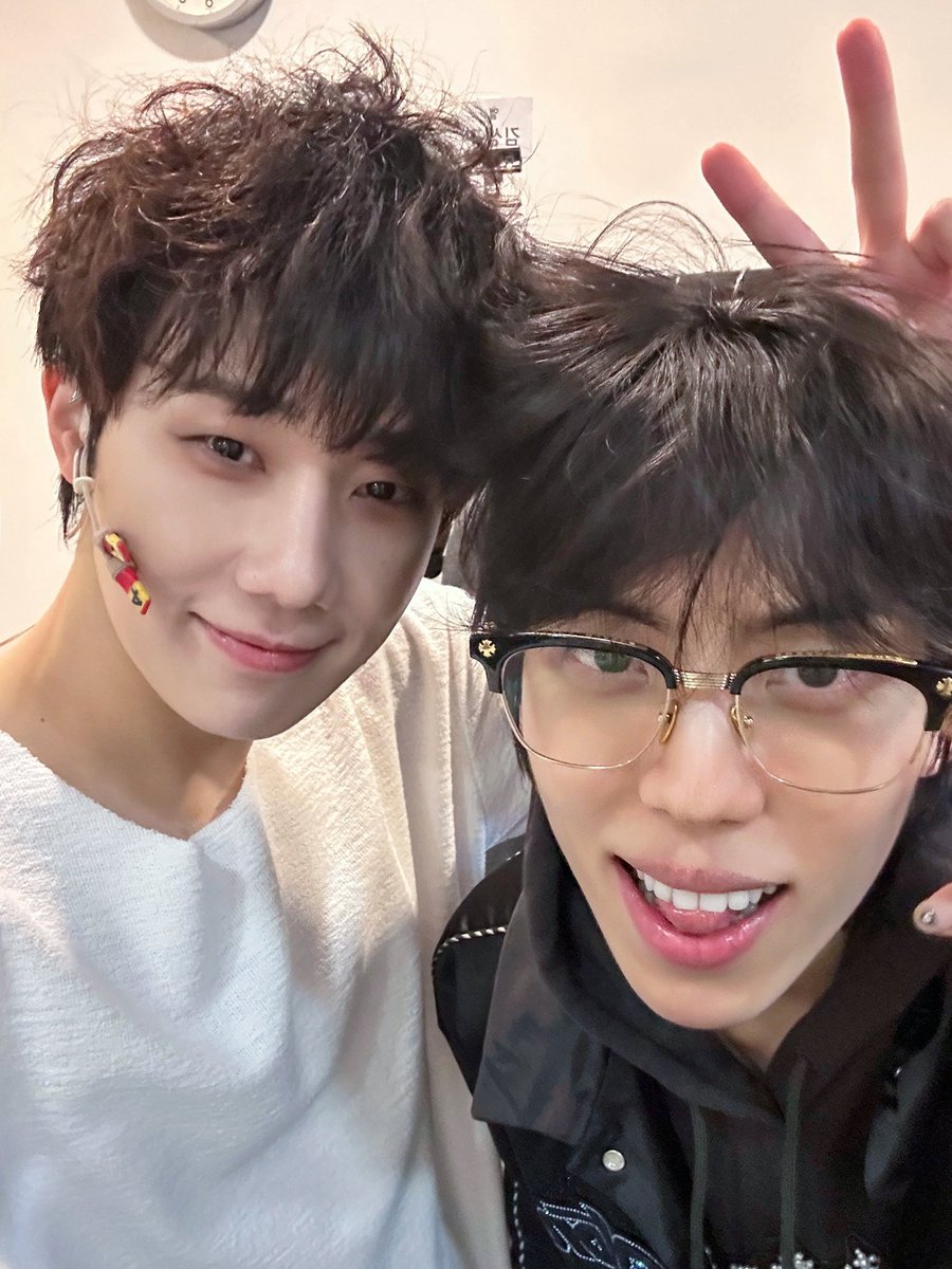 ifntinfo's tweet photo. [PIC] 251204 INFINITE Sunggyu Bstage Update - With Dongwoo 

#인피니트 #성규 #동우 https://t.co/xDFyYoNsAZ https://t.co/2NjLuu9RU9