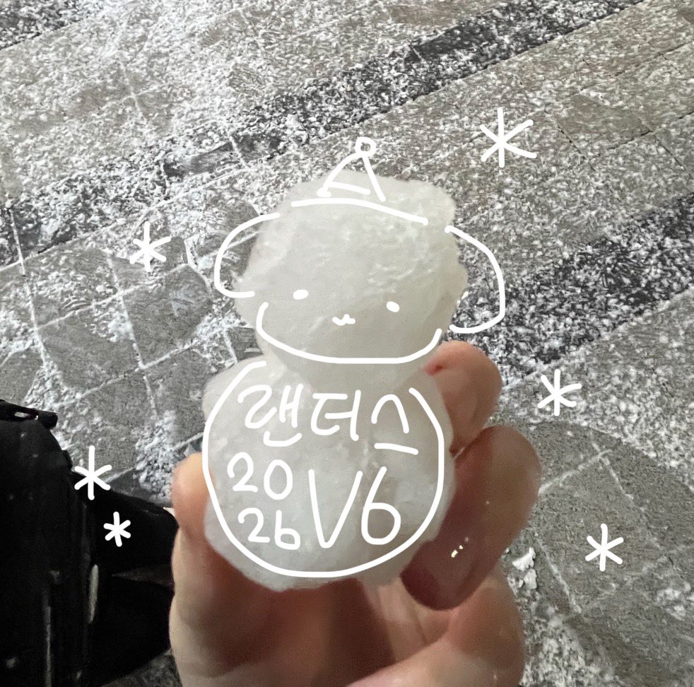 첫눈이 왔어요 
많이 추워진 날씨 감기 조심하세요