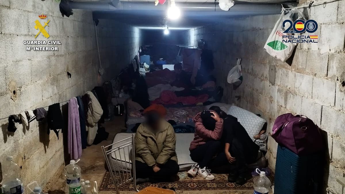 Hoy han sido detenidos 11 explotadores de una organización criminal liderada por empresarios agrícolas en Albacete. Tenían a más de 300 inmigrantes explotados a los que solo pagaban con comida. Esclavitud en pleno siglo XXI.