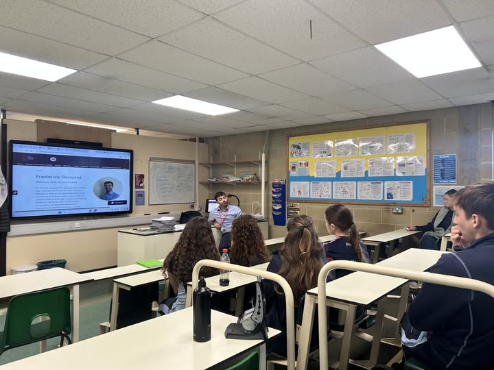 wellingtonsch1's tweet photo. Year 10 Biologists &amp; MedSoc were inspired by Old Wellingtonian Freddie Renyard, now a plastic surgery doctor at Oxford’s John Radcliffe Hospital.
Freddie shared his journey into medicine, gave U6th interview tips &amp; led hands-on medical-style practicals. https://t.co/P121kjcDz1