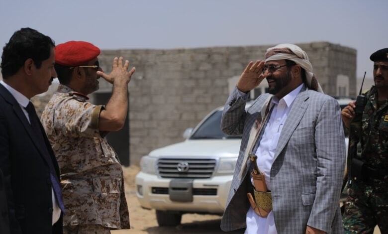 yemnews1's tweet photo. عودة مفاجئة للعرادة إلى مأرب.. هل هناك مخاوف من سقوطها؟

YNP _ خاص :

تصاعدت مخاوف حزب الإصلاح، الخميس، من سقوط أهم معاقله في مدينة مأرب، شمال وسط اليمن.

وقالت مصادر مطلعة، إن عضو المجلس الرئاسي سلطان العرادة، عاد اليوم على وجه السرعة إلى مدينة مأرب، آخر معاقل الإصلاح، قادماً من العاصمة السعودية الرياض.

وأشارت المصادر إلى أن عودة العرادة تأتي في ظل مخاوف حقيقية من سقوط مأرب على غرار ما حدث في محافظتي حضرموت والمهرة، في ظل انقلاب إماراتي واضح على السعودية.

من جهتهم، قال ناشطون محسوبون على الإصلاح، إن هناك مخطط جديد يحاك لدفع فصائل موالية للإمارات لإسقاط مأرب على غرار حضرموت والمهرة، في إشارة إلى القوات التابعة لرئيس هيئة أركان دفاع "الشرعية" صغير بن عزيز المحسوب على طارق صالح.

وكان مقربون من قائد الجناح العسكري للإصلاح، علي محسن، قد كشفوا قبل أيام، عن مخاوفهم من تحركات سعودية إماراتية لإسقاط سلطة الحزب في مأرب، لكن هذه المخاوف باتت أقرب إلى الواقع بعد طرد الأخير من محافظتي حضرموت والمهرة.
https://t.co/AWPBTgooST
