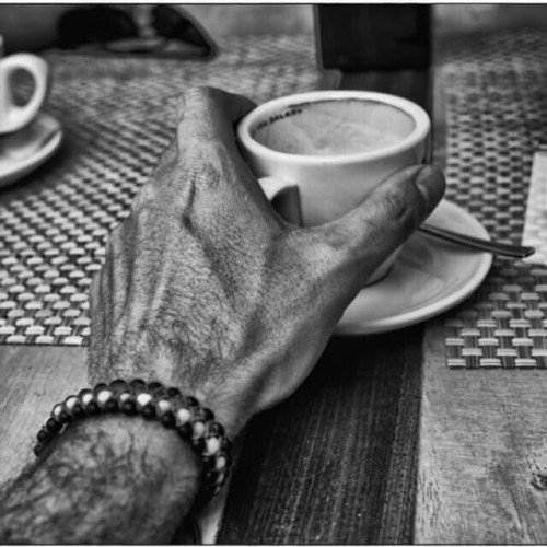 سيدتى 
تعالي يوميًّا… فأنا رجل لا يشبع من امرأةٍ عشقت فحولتي قبل قلبي.
لا زيارات عابرة، بل شوق يتجدّد، يلقاكِ كأنها المرة الأولى،
ويترككِ بعد كل لقاء أكثر افتتانًا… وأكثر اشتياقًا. 🔥🌹

#ساكتفى_بك_حلما_فواقعك_لغيرى
#خواطر_سطحية_بعمق_رجل_خمسينى