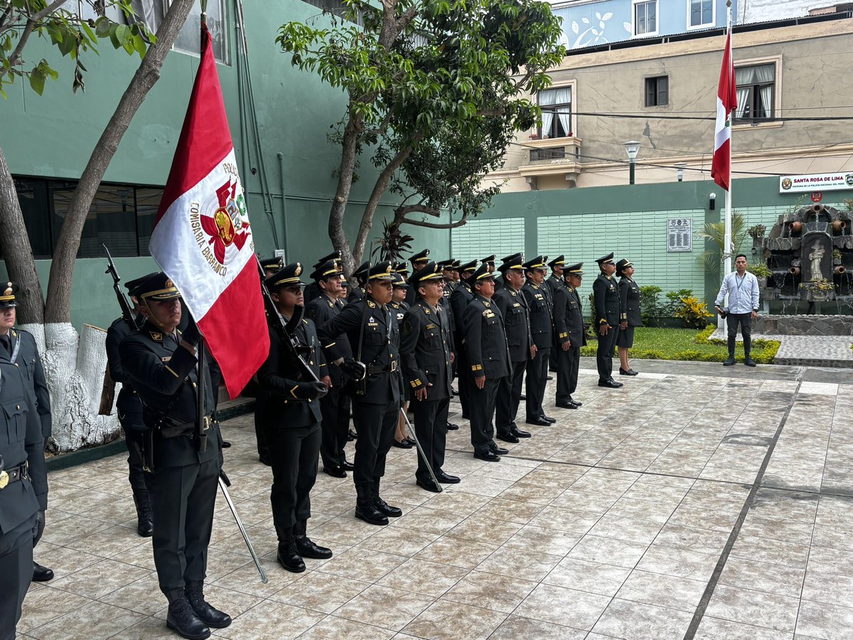 El Honor es su Divisa 
Ya estamos en la ceremonia de condecoración a la gloriosa bandera de la <a href="/PoliciaPeru/">Policía Nacional del Perú</a> y a los valientes efectivos que destacan por su labor en servicio de la comunidad, en la comisaría de Barranco.