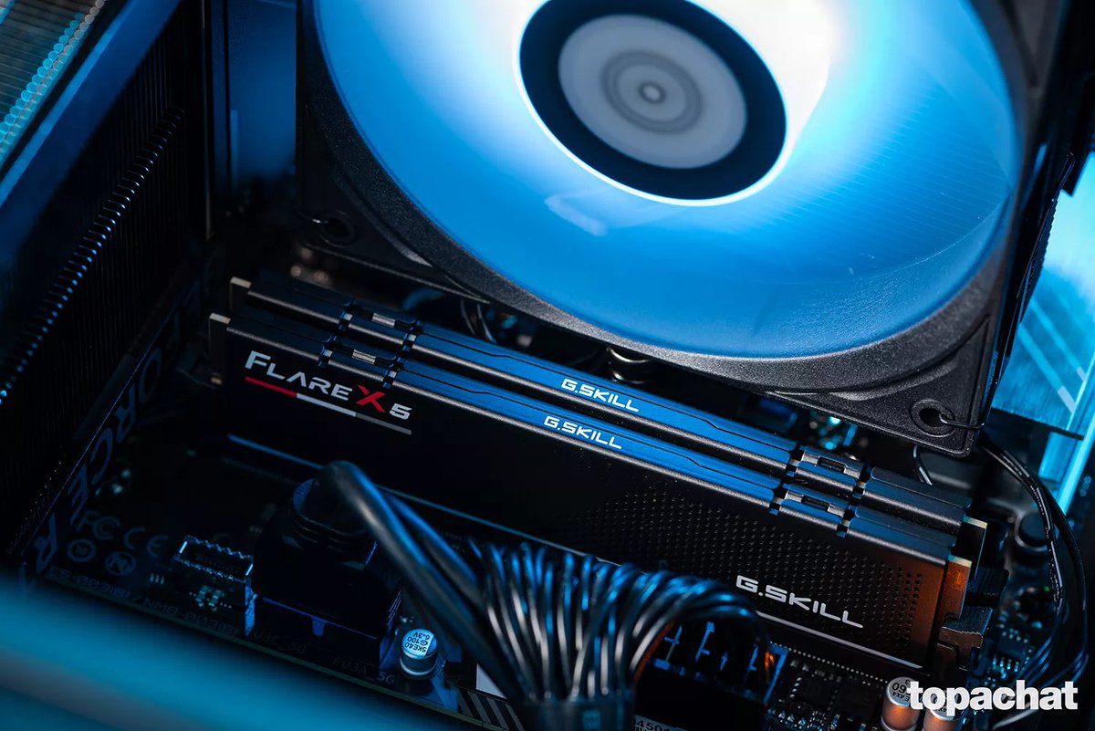 TopAchat's tweet image. 🔥 #XmasDeals 
➡ PC Gamer DRIFTER 
Core Ultra 5 - RTX 5070 - 32 Go
🔥 - 100€ !
🚀 Livré demain chez toi !

topachat.com/pages/detail2_…

🔥 Indice de performance : 19719
Battlefield 6 ➡ 180 FPS 
Valorant ➡ 345 FPS