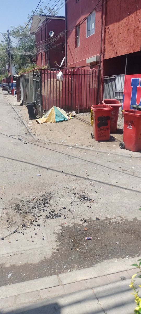 RSponja's tweet photo. @penalolen La segregación y falta de fiscalización también, esto es Huancayo el día martes se pidió fiscalizar ruta de camión recolector de basura ya que no realizan bien el trabajo y bueno ya es jueves https://t.co/vDNYaATzS6