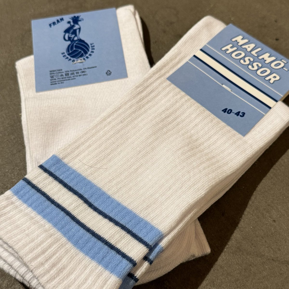 Supporterhuset's tweet image. På lördag släpper vi MALMÖHOSSOR!
Köp dem på vår julmarknad och få dem rakt i näven eller online fr kl. 11.

Strumporna kommer i storlekarna 36-39, 40-43 och 44-46 och kostar 129:-/par och 249:- för två par.

Passar lika bra under finbyxan som till shorts! 

Missa inte!