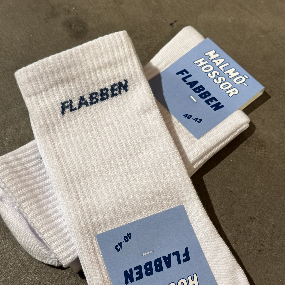 Supporterhuset's tweet image. På lördag släpper vi MALMÖHOSSOR!
Köp dem på vår julmarknad och få dem rakt i näven eller online fr kl. 11.

Strumporna kommer i storlekarna 36-39, 40-43 och 44-46 och kostar 129:-/par och 249:- för två par.

Passar lika bra under finbyxan som till shorts! 

Missa inte!