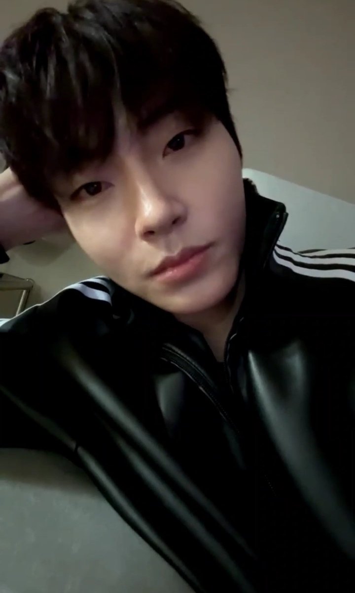 do7398's tweet photo. 라방 키자마자 머리괴고있는거 미친거아니냐고요(p)
스타일 레전드야 개 조 아 https://t.co/1Dwu0r0MvN