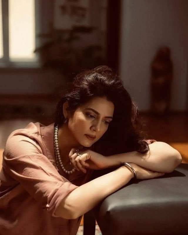 آنکھ میں کیا ہے غم یا کوئی خواب ہے
یہ سکون و ادا اک نیا باب ہے

یہ جو زلفیں گری ہیں یہ کیا راز ہے
حسن تیرا مرے ہر سوال کا جواب ہے

انتخابِ محسن #اردو_زبان