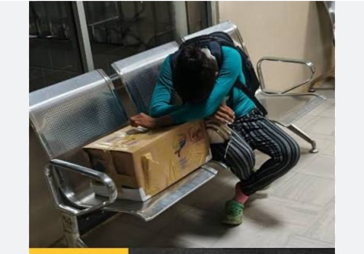 La imagen de una madre que llora la muerte de su bebé entregada en una caja de carton en un hospital público, es la radiografía de la crisis que atraviesa la salud pública. 

Esta imagen se contrasta con la del Presidente Noboa a Abu Dabi y el anuncio de que estará en la Fórmula