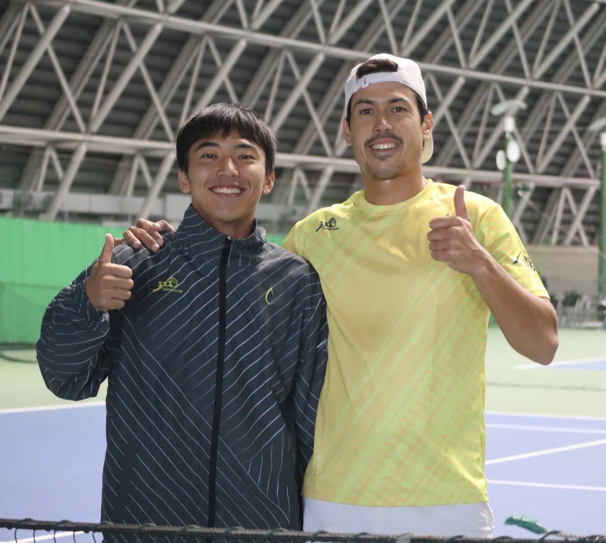 yakko560's tweet photo. #日本リーグテニス
#1stステージ
#jasonkubler #山喜
#litu #橋本総業ホールディングス
67 64 10-7 でクブラーが勝利!!
接戦で負けて悔しいはずなのに、リー・トゥが笑顔で相手を称えていて素晴らしかった👏
レベルの高い試合にみんな感動していました❤️
両チームの応援も素晴らしかった👏 https://t.co/PYtkDdJzdQ