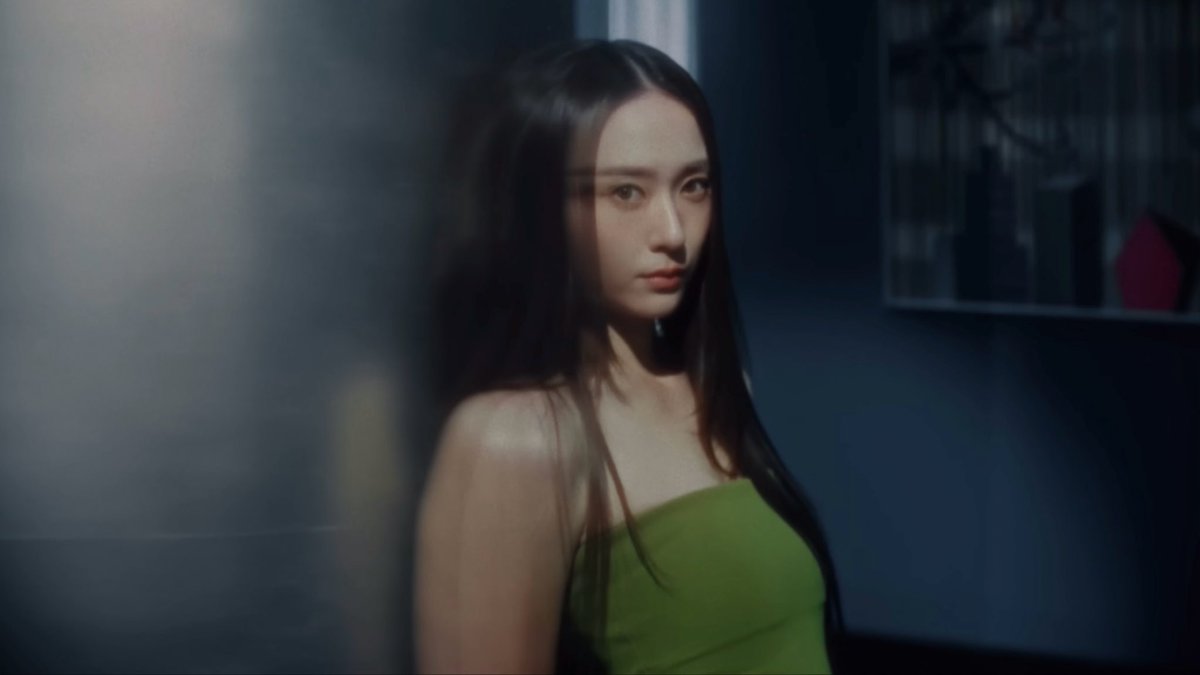 altvalorasoo's tweet photo. solitary by krystal ♡ https://t.co/40wn8zDciU
