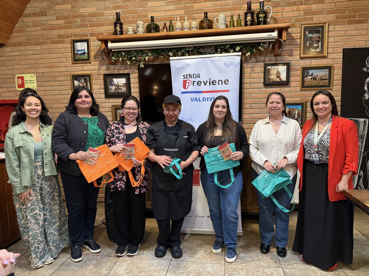 SENDALOSRIOS's tweet image. ¡Cerramos dos años de trabajo con Restaurant Kunstmann Valdivia! 👏
Hoy recibieron su certificación final del programa “Trabajar con Calidad de Vida”.
@PrevieneValdivi ejecutó una política preventiva con capacitaciones y herramientas en parentalidad, bienestar y calidad de vida.