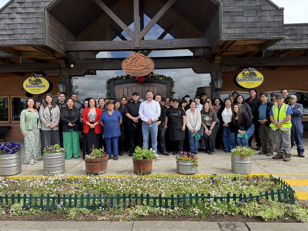 ¡Cerramos dos años de trabajo con Restaurant Kunstmann Valdivia! 👏
Hoy recibieron su certificación final del programa “Trabajar con Calidad de Vida”.
<a href="/PrevieneValdivi/">SENDA Previene Valdivia</a> ejecutó una política preventiva con capacitaciones y herramientas en parentalidad, bienestar y calidad de vida.