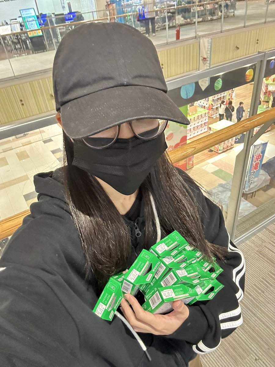 ピンチ】 明後日のチェキフィルムが不足してて大変困ってる。全力で