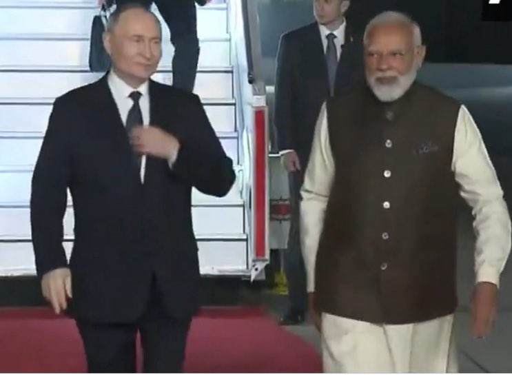AkbaruddinIndia's tweet image. It is not just courtesy, it’s code.
India will engage with every power, on its own terms.

PM @narendramodi receiving  Prez Putin @KremlinRussia_E  on the tarmac at New Delhi airport.