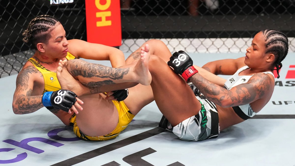 mmaterminal's tweet image. Karine Silva started her career with three consecutive submissions, including a totally unique knee submission against Ketlen Souza. She could really cause surprise Barber on Saturday night, #ufc #ufcppv #ufcpicks #UFCFightWeek #UFC322 #submissions #mma #FightingNerds