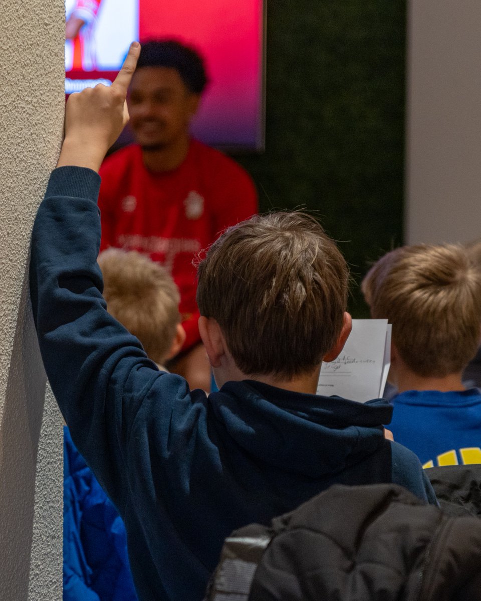 Basisschoolleerlingen ondervroegen Nelson Amadin en Djenahro Nunumete tijdens een échte persconferentie op De Oude Meerdijk! 🎙️

FC Emmen School combineert leren en sport in de praktijk. 📚

🔗 fcemmen.nl/basisschoollee…

#HIERKOMIKWEG #NAOBERSCHAP