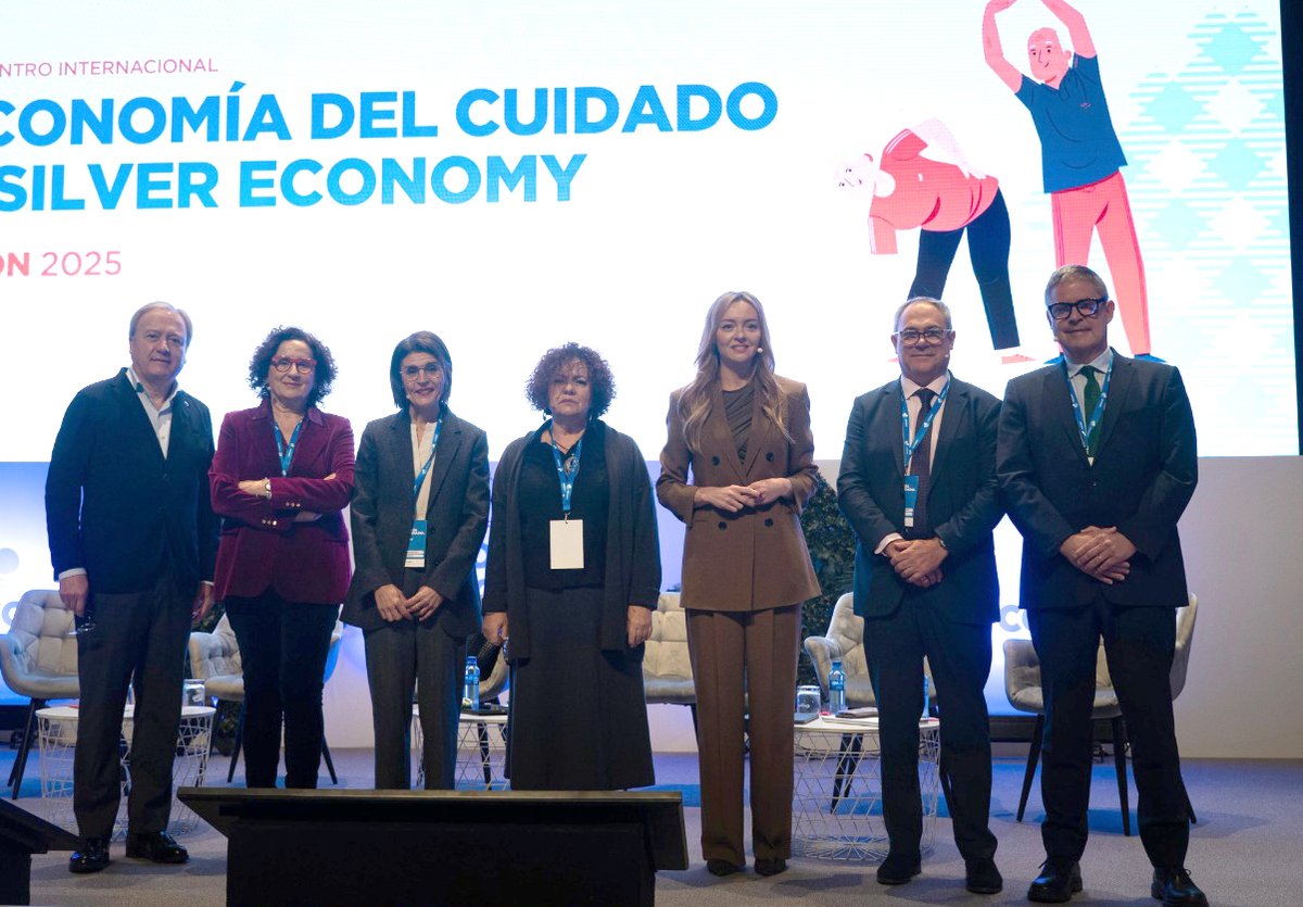 socialasturias_'s tweet image. 📍Asturias marca el rumbo en cuidados y #SilverEconomy 
La consejera Marta del Arco participa en la mesa sobre el modelo #CuidAs en el Congreso Internacional de Economía del Cuidado y Silver Economy organizado por @Cecoec en @gijon 👇
#EconomíaDelCuidado #Asturias #Bienestar