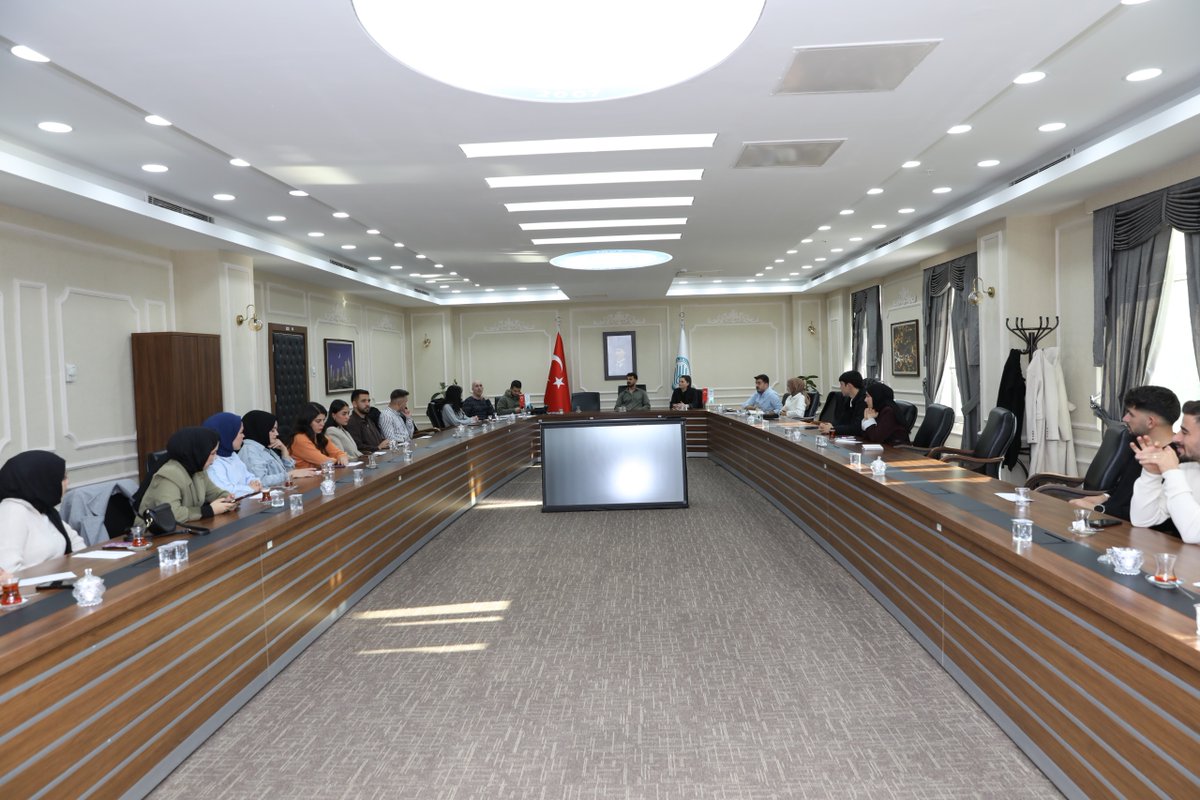 bitlis_eren's tweet photo. Bitlis Eren Üniversitesi (BEÜ) Öğrenci Dekanlığı bünyesinde gerçekleştirilen Öğrenci Senato Başkanı seçimleri, Rektörlük Senato Odası’nda yapıldı. Seçime katılan öğrenciler oy kullanarak senatonun yeni başkanını ve başkan yardımcılarını belirledi. https://t.co/DXoNmaIcgJ