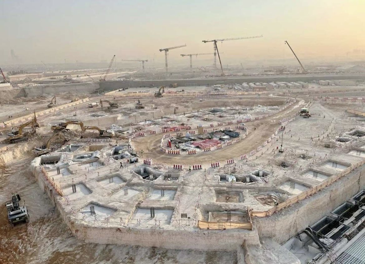 SaudiNieuws's tweet photo. Een nieuw sportmeesterwerk in aanbouw 🏟️🇸🇦

De fundering van het #Diriyah_Arena-project is in volle gang. Het wordt een toplocatie voor sportevenementen, concerten en e-sportwedstrijden.

- Oppervlakte 74.000 m²
- 20.000 toeschouwers

@Enad_Alnefaie @SaudiProject https://t.co/tb4ngUsEiv