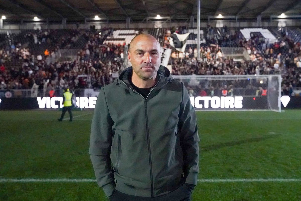 lnstantFoot's tweet photo. 🗣️🇮🇹 Roberto De Zerbi : "L'équipe qui joue le 𝗠𝗘𝗜𝗟𝗟𝗘𝗨𝗥 football actuellement en Ligue 1 c'est... ANGERS ! 🖤🤍

J'aime beaucoup leur entraineur." 

( 🎙️ Conférence de presse ) https://t.co/rxnsFwZTnt