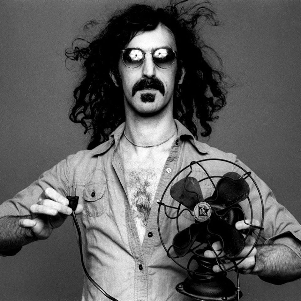 El 4 de diciembre de 1993, Frank Zappa murió víctima del cáncer a los 53 años. Fue el arquetipo del músico al que nadie podía enlazar; irreverente del poder, del rock, de todo. Fue la contra de la contracultura y tenía una inteligencia demoledora. Cuesta entenderlo pero garpa.