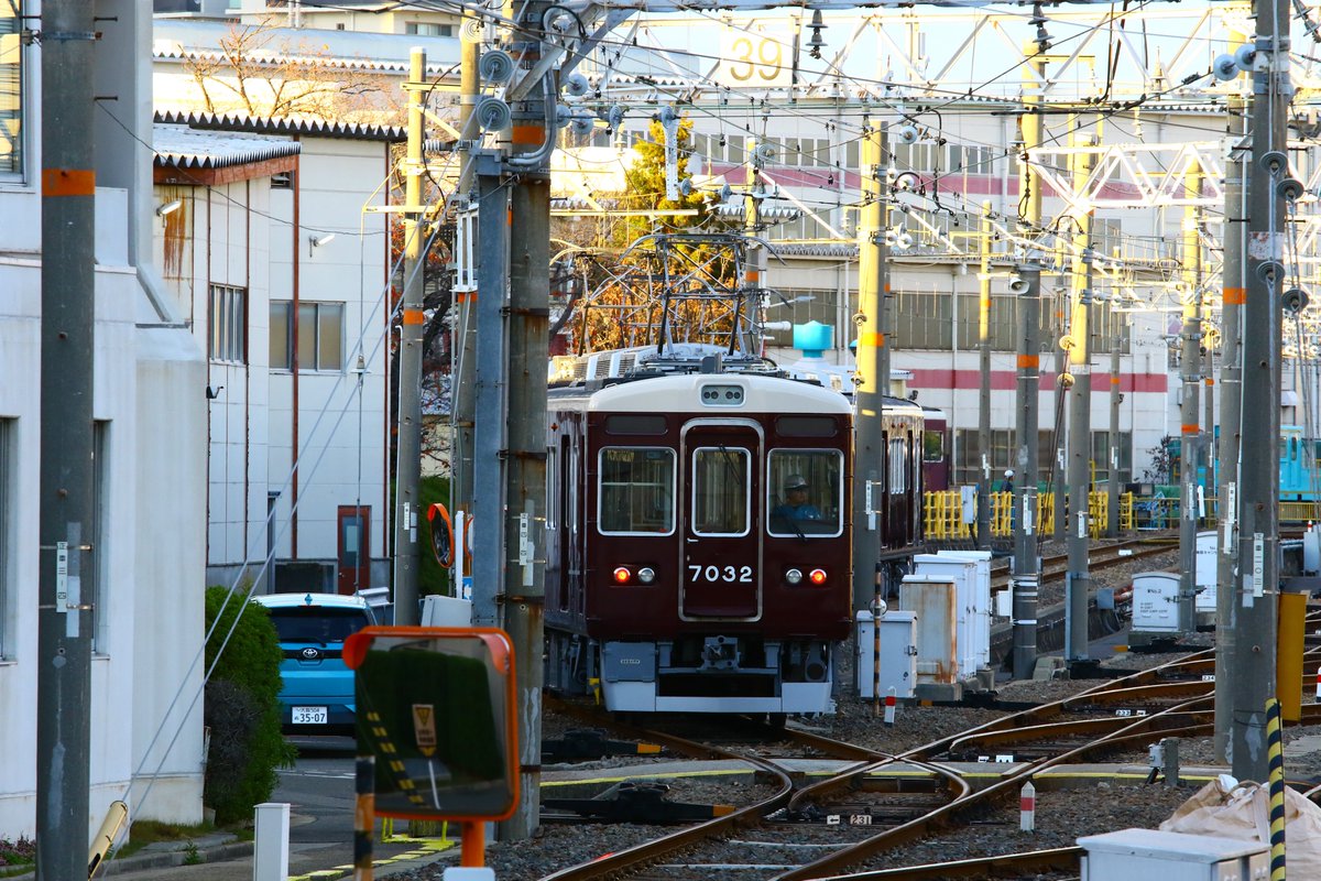 yuusaki00_'s tweet photo. '25-12/04-03
その後、人つてで、宝6013F入場してるということで正雀へ戻って撮影
6013Fの宝側4連自走入替(工場線)
早速搬出準備されている、単c3342
なぜか、工場線へ、入替している7032F
#阪急 #6013F #c3342 #7032F https://t.co/gw4JRiIJ4s