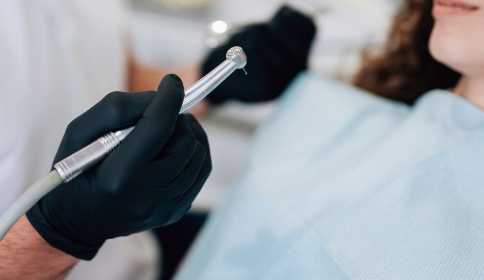 TechDropsNet's tweet image. Researchers are working to improve the sound of dental drills, aiming to reduce anxiety and make dental visits less scary, especially for children. #news  #Dentistry #Noise #Innovation #Health
Link: techdrops.news/post/scientist…