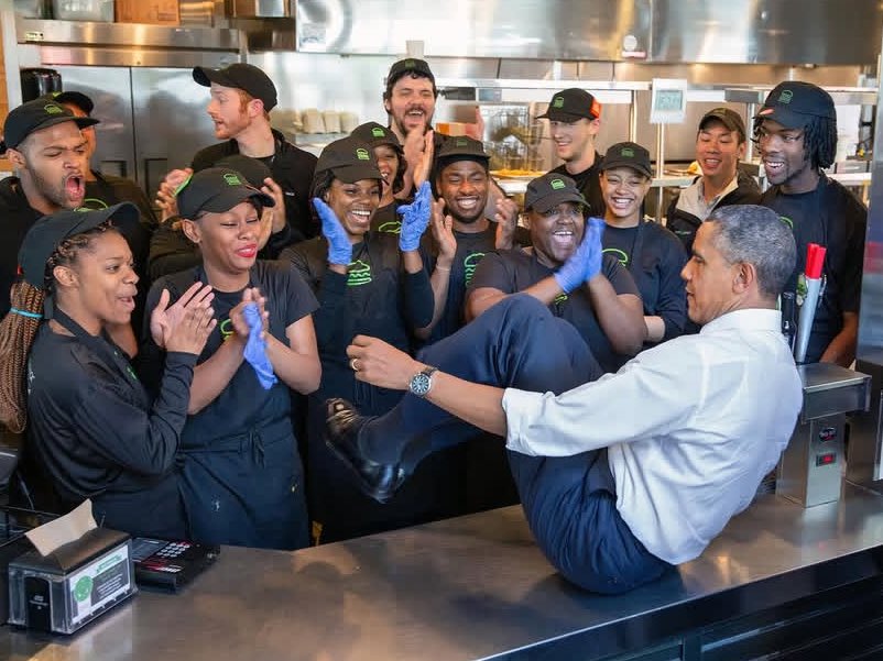 ayubu_madenge's tweet photo. Obama alitoka ofisini akaenda kula lunch kwenye mgahawa unaoitwa Shake Shack. Wafanyakazi wa mgahawa huo wakafurahi kuona Rais anakula kwenye mgahawa wao. Alipomaliza kula akapanda juu ya Counter akasimama pamoja nao wakapiga picha. Wamarekani walimpenda na kumkubali sana Obama. https://t.co/n3tcHTkXKL