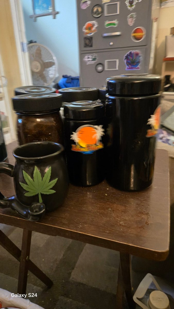 duckdodgers68's tweet image. I&apos;ve got a @island_herbz scraper and cure lids and storage Jars Rolling tray would be awesome I&apos;d buy one #FuckCancer #GetScreened  #TeamHomegrown
