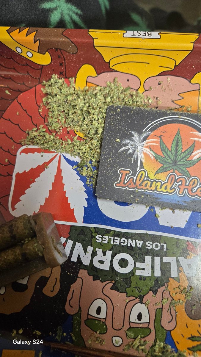 duckdodgers68's tweet image. I&apos;ve got a @island_herbz scraper and cure lids and storage Jars Rolling tray would be awesome I&apos;d buy one #FuckCancer #GetScreened  #TeamHomegrown