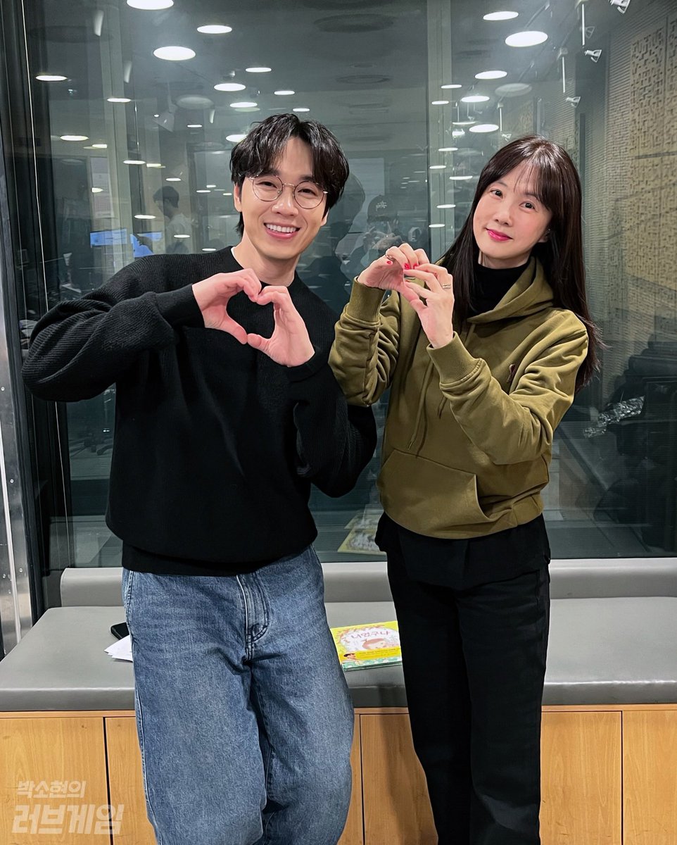 살짝펌끼도는헤어스타일에깔끔한블랙니트에청바지세상느낌좋은남자의정석스타일링하고그렇게살랑살랑한눈웃음지으면서하트날리면다죽자이거죠......