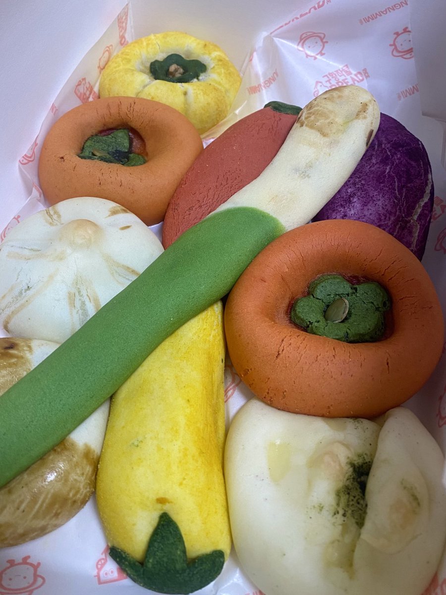ぜーったいに食べたかった韓国の野菜パン！日本に期間限定で売っててめっちゃ並んでゲットしたの！
米粉のパンで、ちゃんとそれぞれの野菜の味がするんです🤝🏻もっちもちです
柿パンが2個あるのはせりが苦手な味と交換こしました🤝🏻
