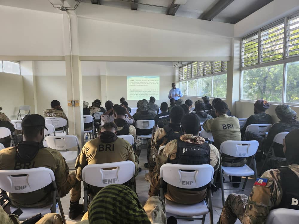 BINUH_UN's tweet photo. @BINUH_UN et @UNHumanRights, avec le soutien de @OIFrancophonie et @raid_fipn, ont sensibilisé 34 agents des unités spécialisées de la @pnh_officiel et 6 formateurs de l’Académie de police à l’usage de la force en respectant les droits humains. 1er et 2 décembre à Port-au-Prince. https://t.co/X397VbeMav
