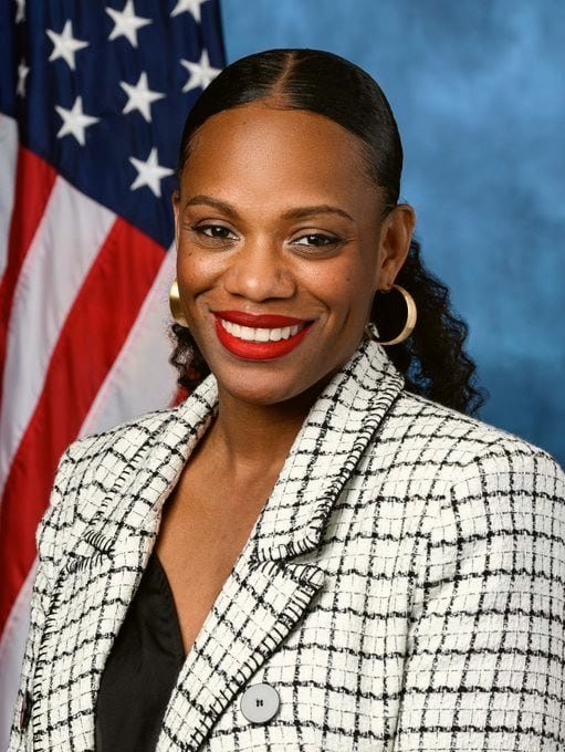 RightPulseNewss's tweet image. BREAKING: ‘Squad’ Democrat Rep. Summer Lee has introduced a resolution calling for U.S. taxpayers to give TRILLIONS of dollars to black Americans for “reparations”

DO YOU SUPPORT THIS PLAN?

Yes or No?