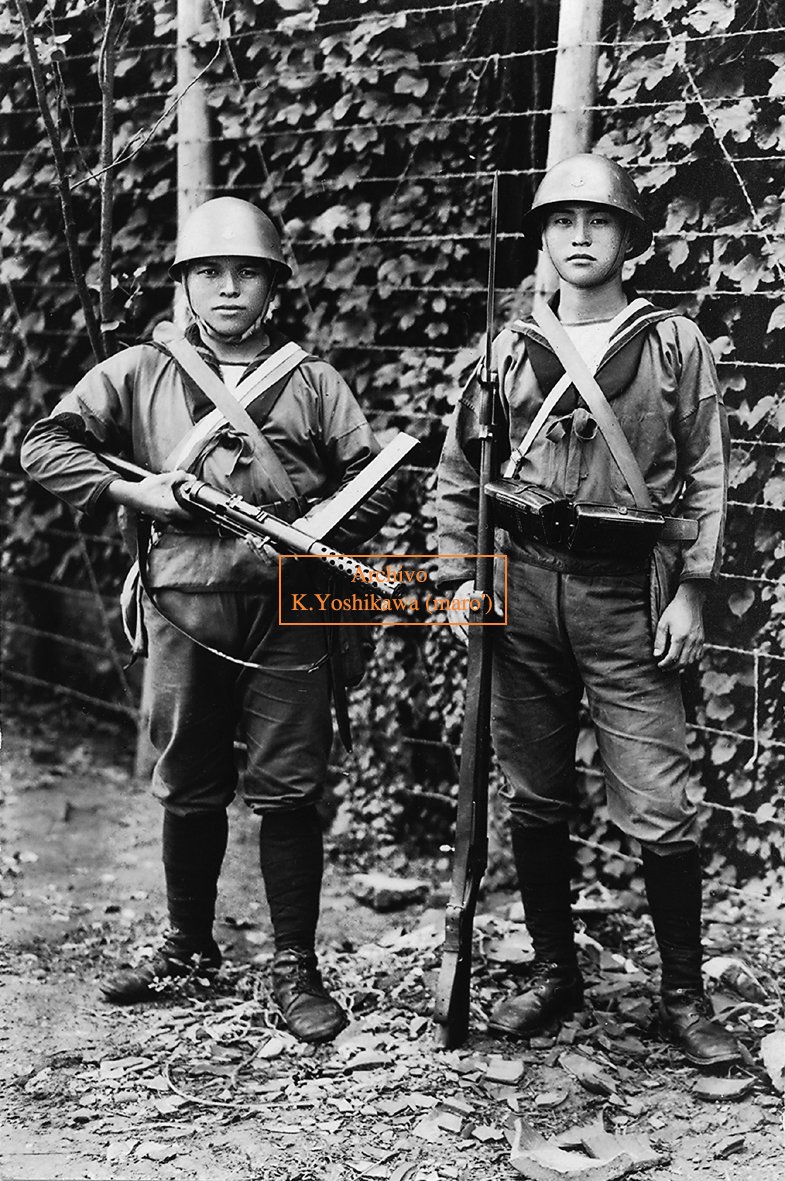 こうした欧米各国の海軍歩兵で採用されたカーキ色の夏期セーラー服は