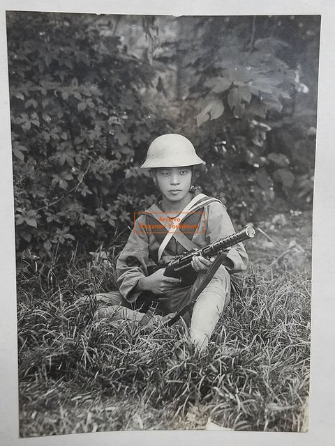 こうした欧米各国の海軍歩兵で採用されたカーキ色の夏期セーラー服は