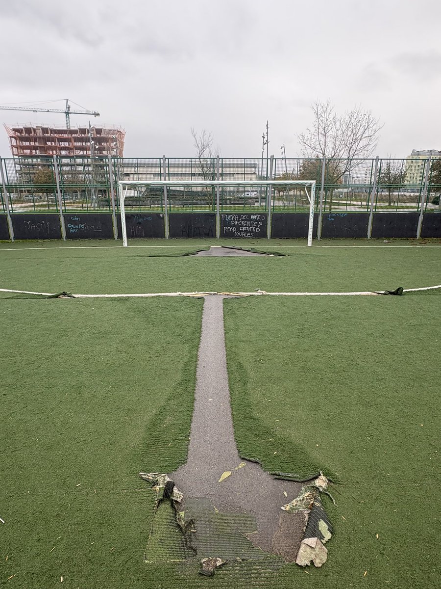 MejoraVG's tweet photo. ⛔️⚽️En este estado se encuentra el campo de fútbol situado en la calle Gabriela Mistral en el barrio de #Salburua 
Las irregularidades del terreno, los agujeros y la superficie deficiente aumentan el riesgo para los niños.
#VitoriaGasteiz #Gasteiz https://t.co/i1ogKPYWdd