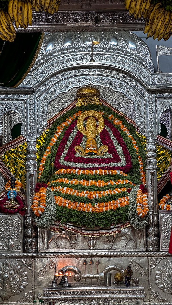 vstechsolution's tweet image. खाटू श्याम भगवान कहते हैं कि जीवन में धैर्य और भक्ति का मार्ग अपनाना सबसे बड़ा सौभाग्य है। संकट में भी विश्वास बनाए रखना चाहिए। प्रेम और सेवा से मन की शांति मिलती है। ईमानदारी और सत्कर्म से जीवन में सच्ची सफलता और आशीर्वाद प्राप्त होते हैं। भक्तों के हृदय में भगवान का वास हमेशा…