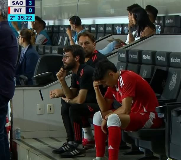 DonaLuciaHexa's tweet photo. INTERNACIONAL EM 2025

- comemorou o Gauchão como Copa do Mundo 
- tentou vender o Thiago Maia para o Santos, antes de pagar o Flamengo 
- soltou papel picado antes de um jogo decisivo contra o Flamengo na Libertadores 
- Léo Dias expôs jogador (caso Amarok) e o clube brincou com a situação nas redes sociais 
- time lutando para não cair e o DJ mete no Beira Rio “mas vai descer, vai descer” 
- 3 treinadores no ano e um deles para disputar 2 jogos