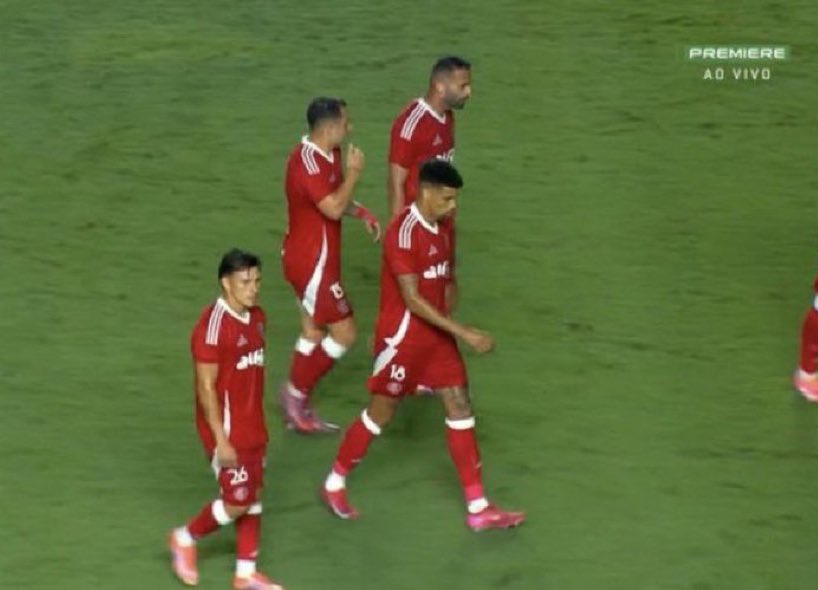 DonaLuciaHexa's tweet photo. INTERNACIONAL EM 2025

- comemorou o Gauchão como Copa do Mundo 
- tentou vender o Thiago Maia para o Santos, antes de pagar o Flamengo 
- soltou papel picado antes de um jogo decisivo contra o Flamengo na Libertadores 
- Léo Dias expôs jogador (caso Amarok) e o clube brincou com a situação nas redes sociais 
- time lutando para não cair e o DJ mete no Beira Rio “mas vai descer, vai descer” 
- 3 treinadores no ano e um deles para disputar 2 jogos