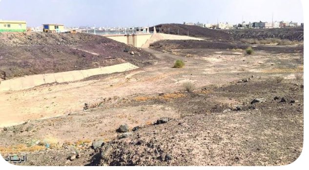 #أماكن_المدينة_المنورة🇸🇦 (152الجدر -ذو الجدر ⬅️مسرح ناحية قباء،
🔹كانت فيها لقاح رسول الله صلى الله عليه وسلم،تروح عليه ،إلى أن أغير عليها ،
🔹قال السمهودي :وسيل بطحان يأخد من ذي الجدر ،
🔹وحدده الشيخ إبراهيم العياشي ،فقال:الجدر قاع منخفض في الحرة،في الجنوب الشرقي من المدينة،وهو