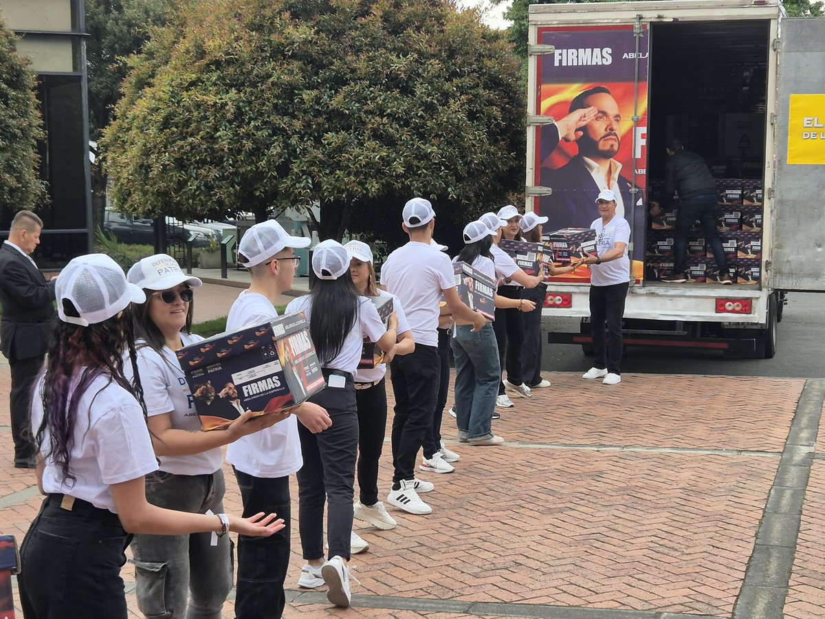 DELAESPRIELLAE's tweet image. ¡Defensores hoy se cumple la misión! 👏

Las firmas están aterrizando en #Bogotá, sin maquinarias, ni empresas contratadas. Solo ustedes que como un ejército le han dado respaldo a este sueño. 🐅

Hoy más que nunca ¡Firme por la Patria! 🇨🇴