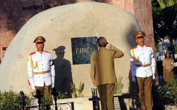 El 4/12/2016, las cenizas del Comandante en Jefe #FidelCastroRuz fueron depositadas en el Cementerio de Santa Ifigenia.  
Allí, junto a nuestro Apóstol José Martí, los padres de la Patria y otros héroes de la nación.
 🇨🇺 #Cuba #100AñosConFidel #YoSigoAMiPresidente