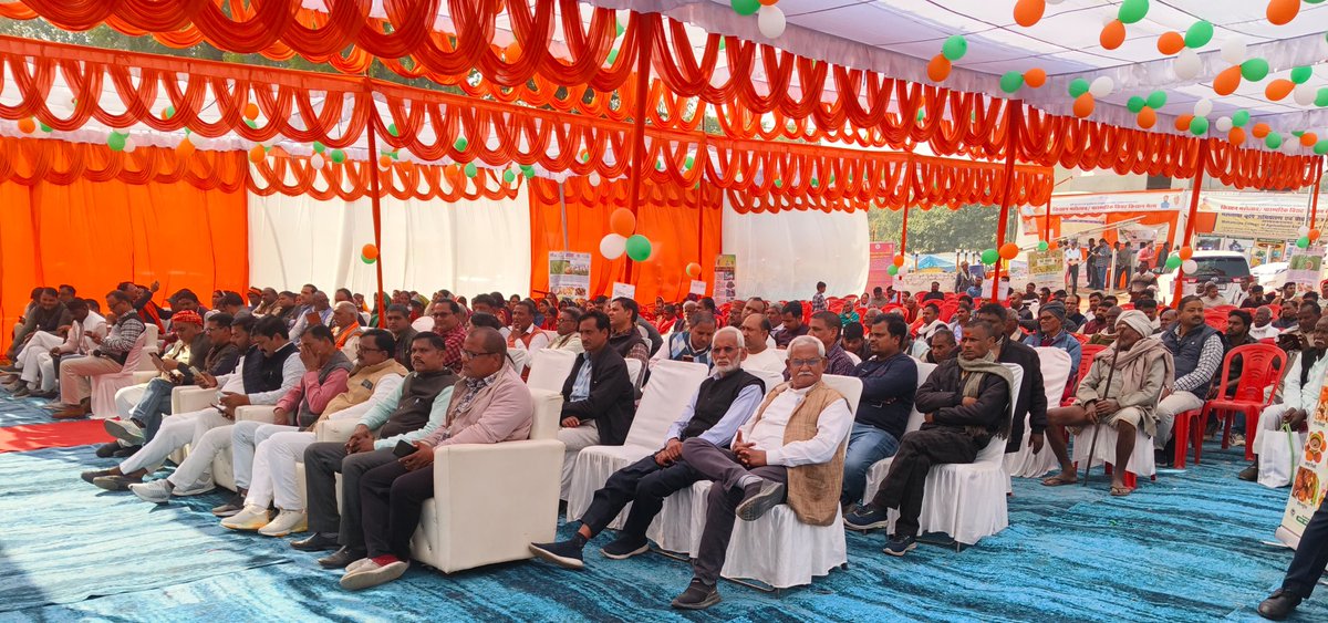 आज दिनांक 4 दिसंबर 2025 को जनपद अंबेडकर नगर के श्रवण क्षेत्र धाम में कृषि सूचना तंत्र योजनान्तर्गत चार दिवसीय किसान महोत्सव/पारंपरिक विराट किसान मेला का शुभारंभ मुख्य अतिथि MLC डॉ हरिओम पाण्डेय और सीडीओ श्री आनन्द कुमार शुक्ला की अध्यक्षता में हुआ।
<a href="/jdabureau/">Krishi Vibhag Gov UP</a> <a href="/spshahibjp/">Surya Pratap Shahi</a>