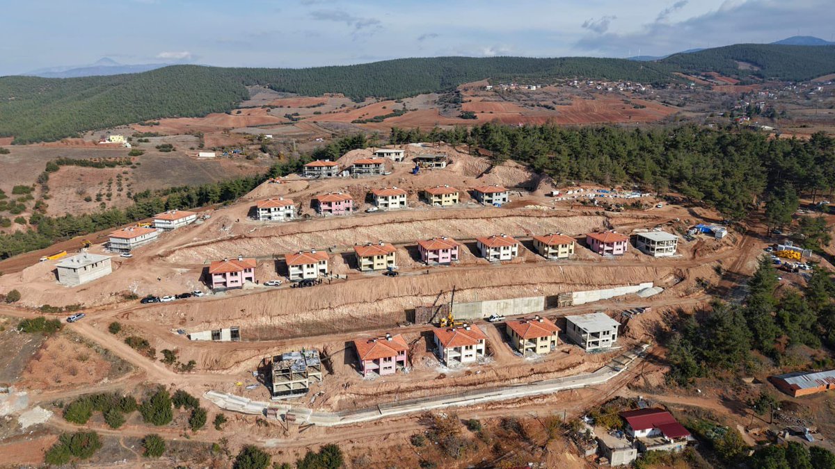 Valimiz Dr. Erdinç YILMAZ, Kaymakamımız Hüseyin BÜTÜNER ve Belediye Başkanı Şevket YUMRUTEPE ile Hasanbeyli Sarayova’daki deprem konutlarını inceledi.